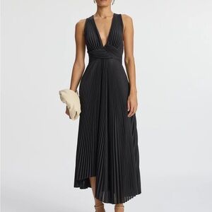 NWT Everly Pleated Midi Dress 🖤